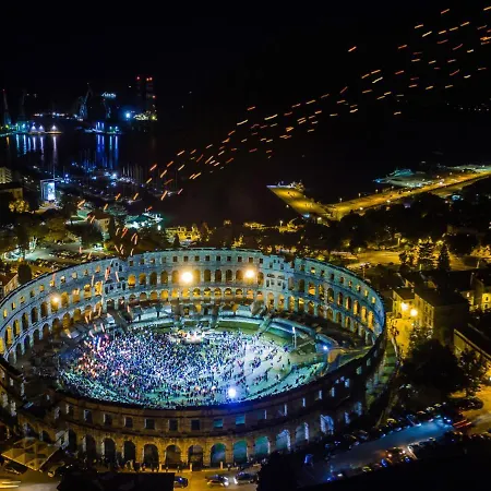 Lorenzin By Interhome Vinkuran