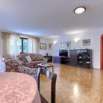 Lorenzin By Interhome فينكوران