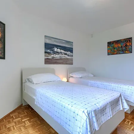 Lorenzin By Interhome *