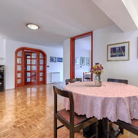 Lorenzin By Interhome Vinkuran