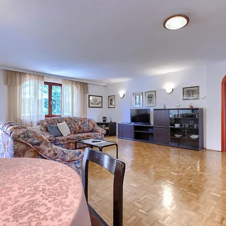 Lorenzin By Interhome Vinkuran